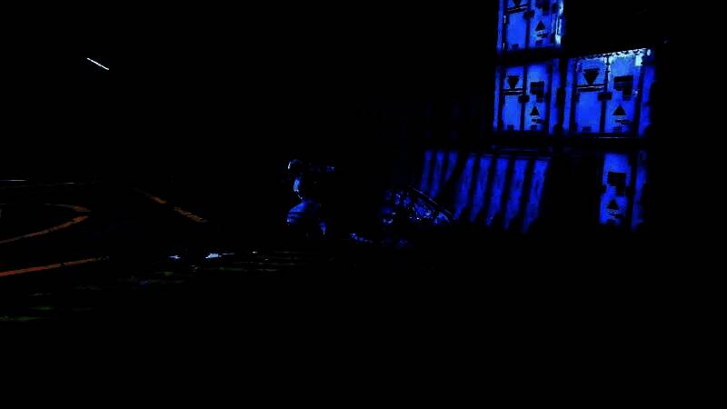 ‘鸦之超忍’皮肤在暗巷中潜行，黑色披风随风飘动，眼神锐利