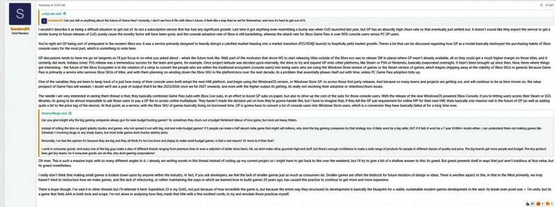 Xbox主机与手柄摆放场景，背景为Game Pass宣传海报