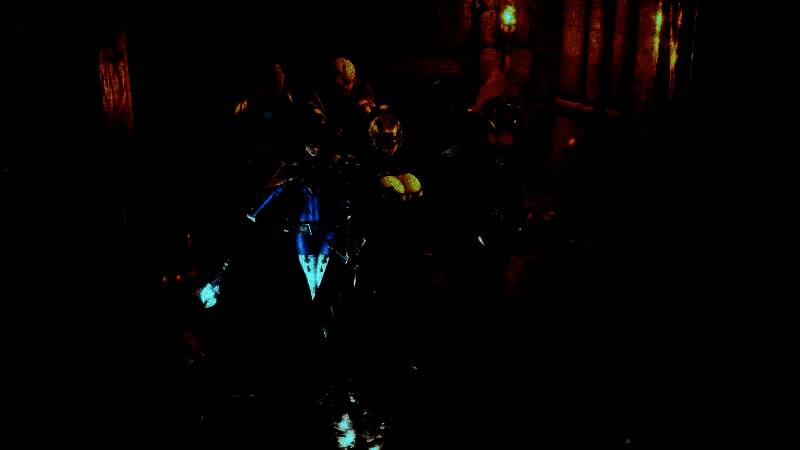 《地下城追踪者》游戏主视觉图，角色手持武器站在阴暗地城入口，氛围神秘而紧张