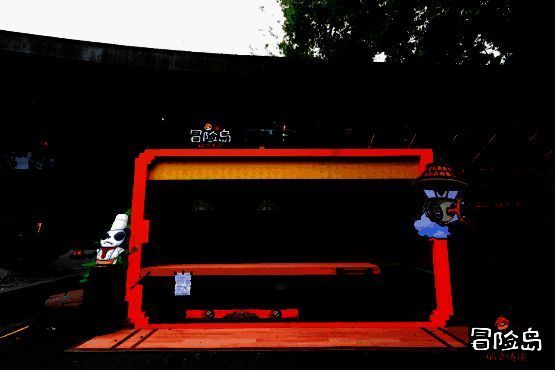 杭州鼓楼小广场变身冒险岛主题现场，橙黄配色档口与人形立牌营造浓厚游戏氛围