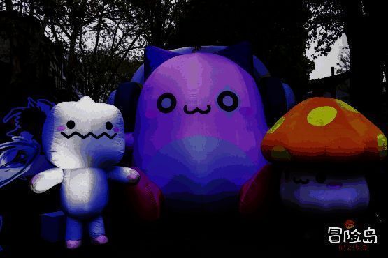 玩家与巨型品克缤气模合影，周围布满像素风格装饰与游戏立牌