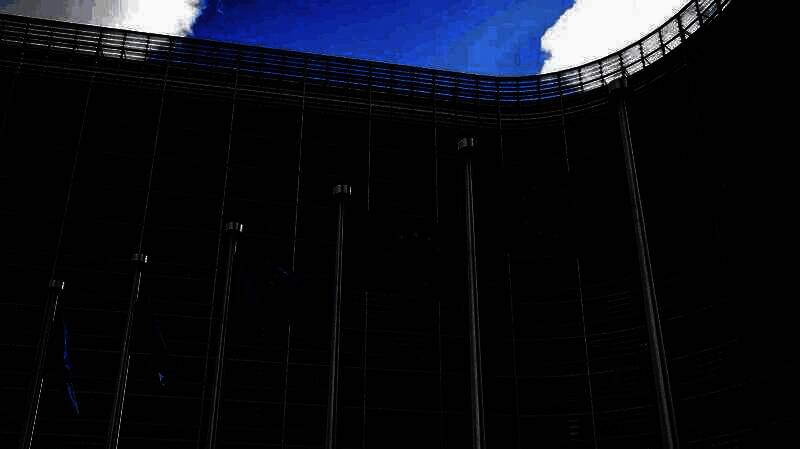 欧洲游戏行业协会发表声明反对‘停止扼杀游戏’运动，图示为会议现场与声明文本