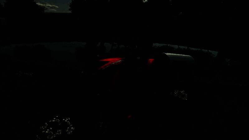 《模拟农场22》游戏画面，展示玩家驾驶大型收割机在广阔麦田中作业，蓝天白云下机械化农业的壮观场景