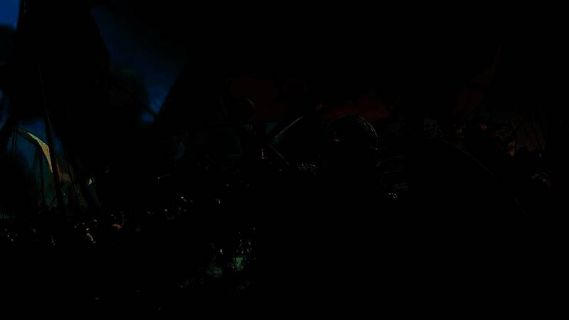 《骑马与砍杀2》新资料片《战帆》中诺德文明的战船在风暴海域航行，船帆鼓动，海浪翻腾，展现维京风格的海上征战氛围