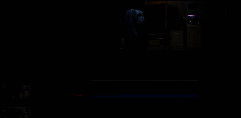 效果面板中展开变换选项，鼠标正将水平翻转效果拖拽至时间轴视频片段