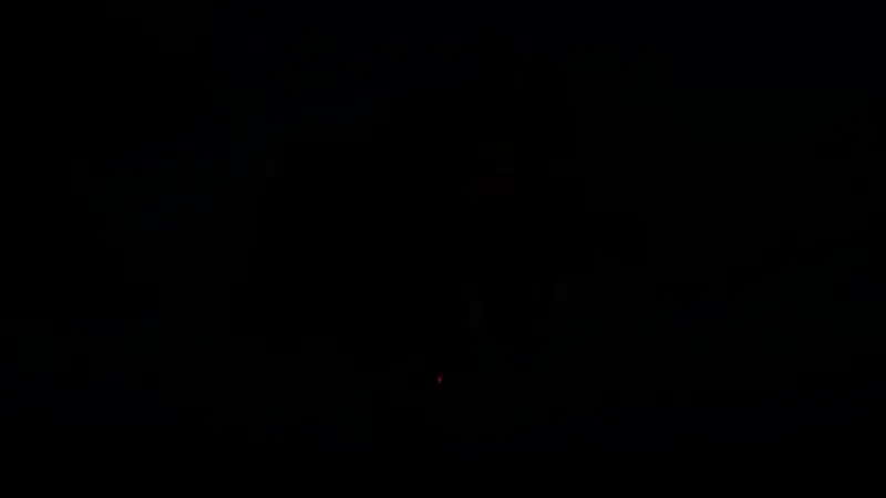 示意图展示AI系统扫描模组文件的过程，界面显示‘CSAM检测中’及风险评级