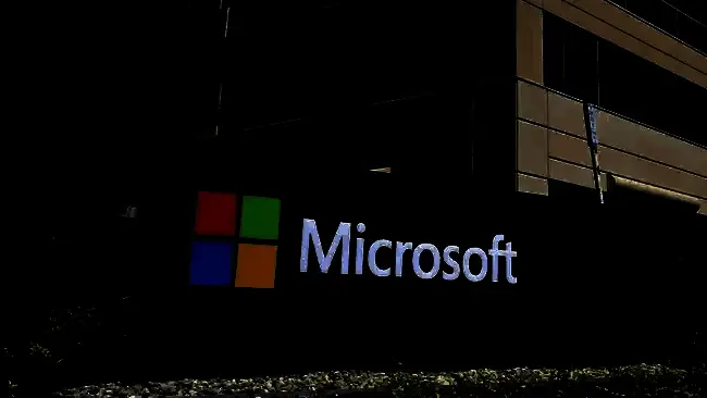 Xbox标志与破碎的游戏手柄叠加画面，象征裁员对游戏团队的打击