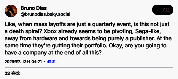 AI服务器与废弃游戏原型对比图，象征资源错配