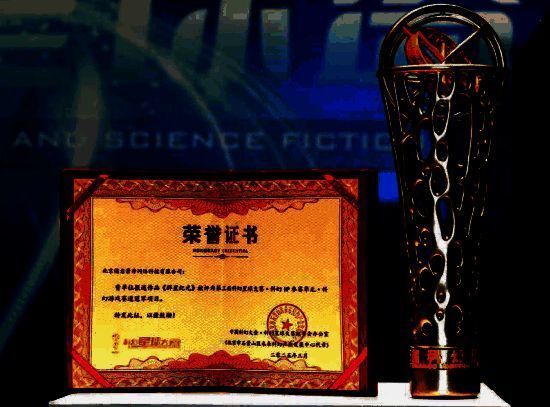 《群星纪元》展台现场人头攒动，玩家正在试玩游戏，背景屏幕展示激烈太空战斗画面