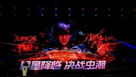 开发团队负责人陈超在论坛演讲，背后大屏展示《群星纪元》核心设计理念