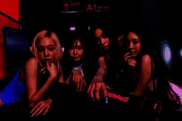 aespa四位成员真人与AI形象并列展示，呈现双重视觉风格，科技与艺术完美融合