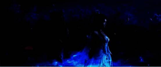 游戏内文化宣传插画，左侧为商贾穿梭的街市，右侧为飞升破劫的修士，中央题字‘一念为商，一念成仙’