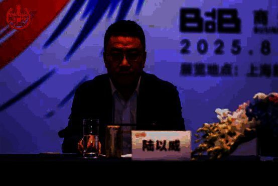 上海市委宣传部网络出版处处长陆以威发表讲话