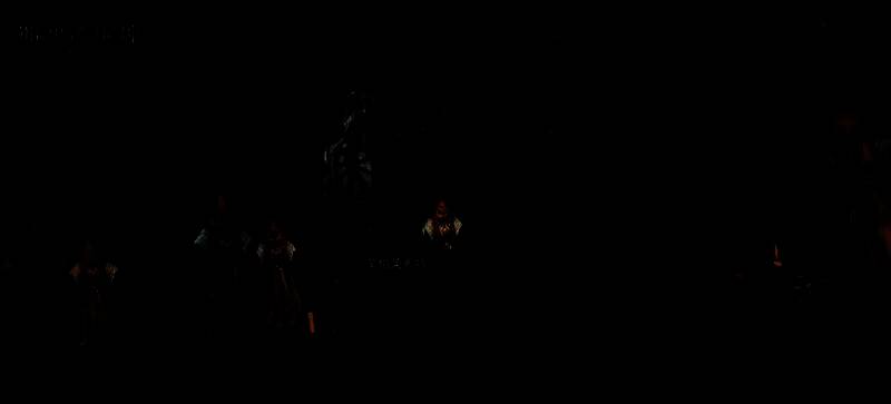 丛林深处，女巫妮萨手持法杖站立，眼神凝重地望向远方，周围树木泛着不详的绿光