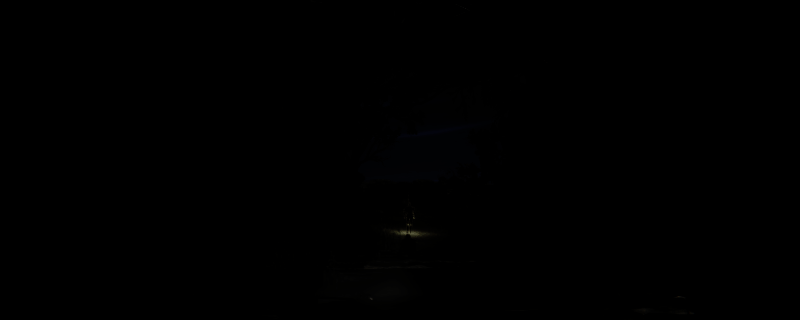 《艾尔登法环：黑夜君临》游戏界面展示石剑钥匙图标，背景为幽暗的地下遗迹通道