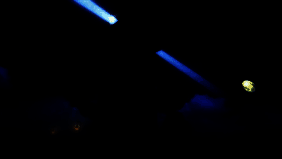 巴伦诺灯塔夜景，导力灯光束划破海面，巨浪拍打礁石