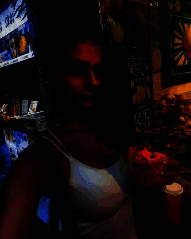 Roya Athina在面部扫描设备前的特写，面部布满标记点，科技感十足的捕捉环境