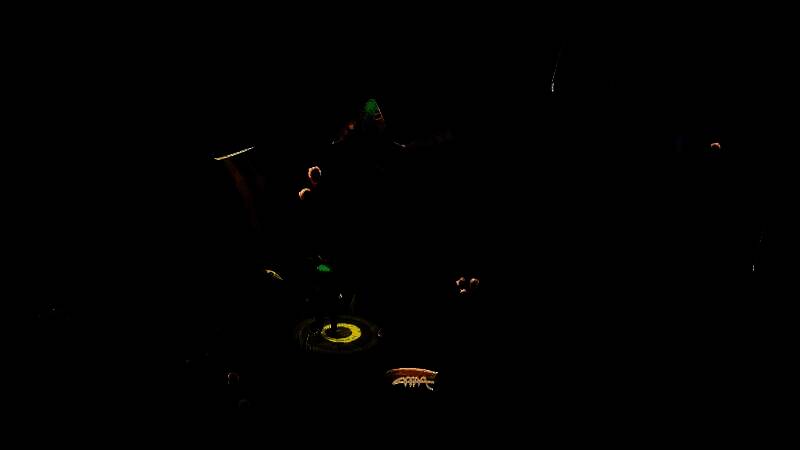 《天空球拍》双人合作战斗场景，两名角色操控飞行板在星空背景下反弹光球，对抗巨型机械敌人