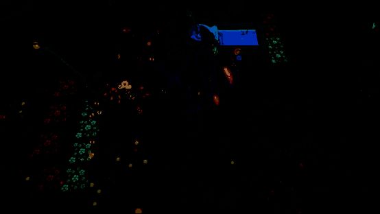 两名玩家角色并肩作战，一人释放护盾，另一人召唤炮塔，背景是爆炸不断的机械战场