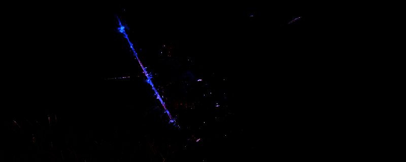 《艾尔登法环：黑夜君临》中执行者角色手持巨刃发动技能，周身环绕冰霜与暗红色流血特效，展现异常状态叠加的战斗画面