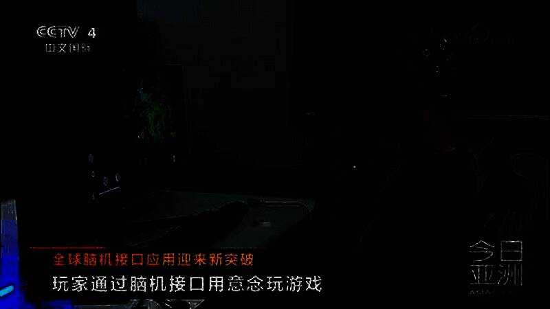 游戏内精美场景截图，孙悟空立于山巅，金箍棒斜指地面，云雾缭绕