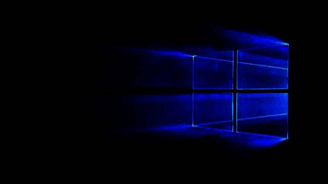 Steam Deck用户在游戏中操作的场景，设备屏幕显示Linux界面，手柄布局清晰，背景为家庭娱乐环境