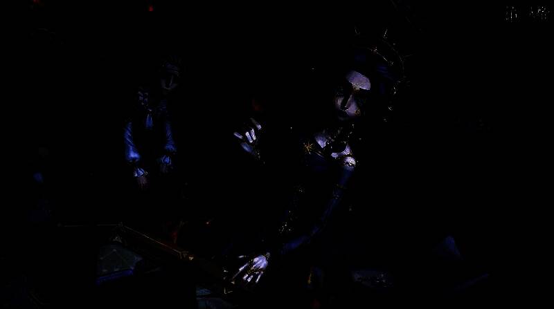 观星会现场氛围神秘，灯光昏暗，参会者神情各异，D.M.静坐中央，背景星空投影缓缓旋转