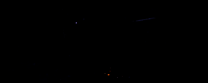 《艾尔登法环：黑夜君临》游戏战斗画面，角色手持武器与巨大敌人对峙，场景昏暗充满压迫感