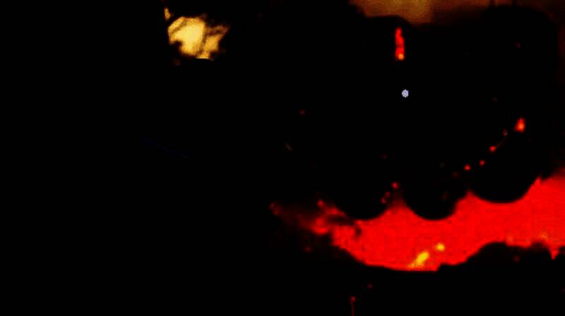 概念图中城市灯火通明，高楼林立，人们在街道上行走，展现一个尚未断裂的文明社会