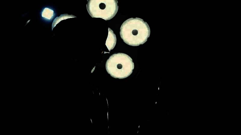 芙拉吉尔身穿深红色晚礼服，站在镜前凝视自己，背景是复古风格的室内装潢，充满戏剧感