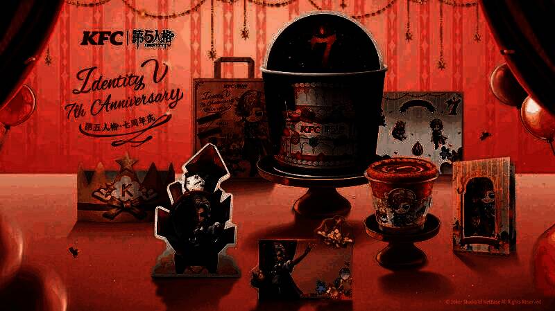 「五仁」蛋挞拿铁与许愿时刻大蛋挞套餐实物图，搭配游戏角色立牌展示