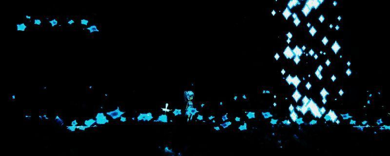 《朝露：境界旅程》游戏主视觉图，画面呈现清新唯美的手绘风格，主角站在朦胧晨雾中的花园小径上，周围浮现出齿轮与露珠交织的奇幻元素