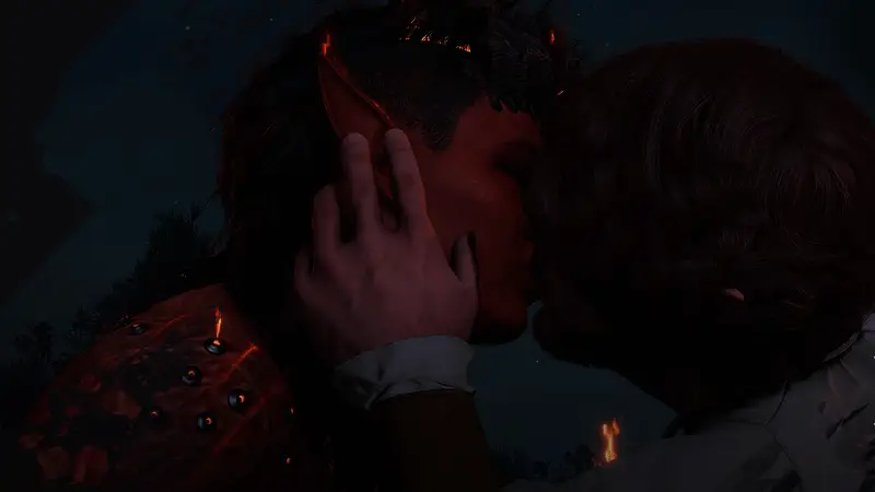 三位声优在舞台对谈，台下观众神情专注，现场氛围庄重而共鸣强烈