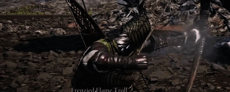 《艾尔登法环：黑夜君临》中铁眼角色持弓瞄准的战斗姿态，背景为昏暗的遗迹场景，氛围紧张