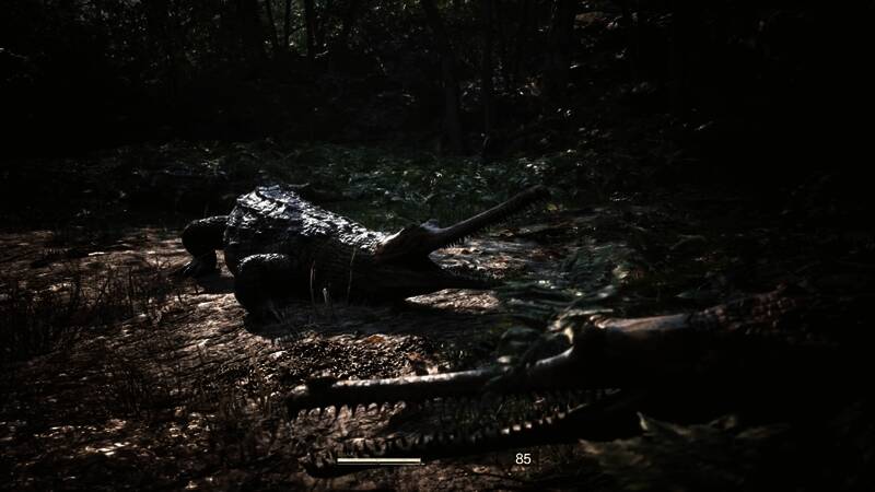 玩家操控角色身穿鳄鱼装在沼泽地中匍匐前行，背景为茂密丛林