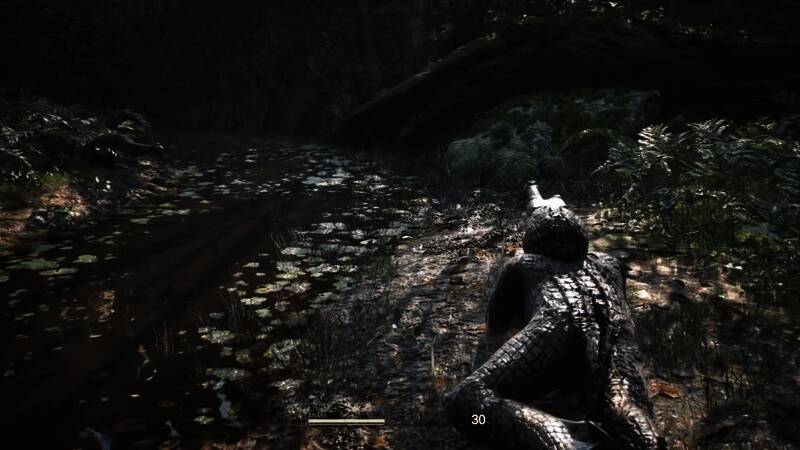 角色在草丛中缓慢移动，周围敌人巡逻未察觉异常