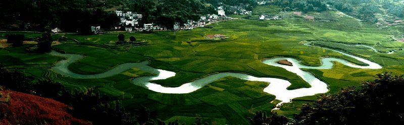 航拍视角下的巴马命河，河流自然形成类似汉字‘寿’的形状，四周群山环绕