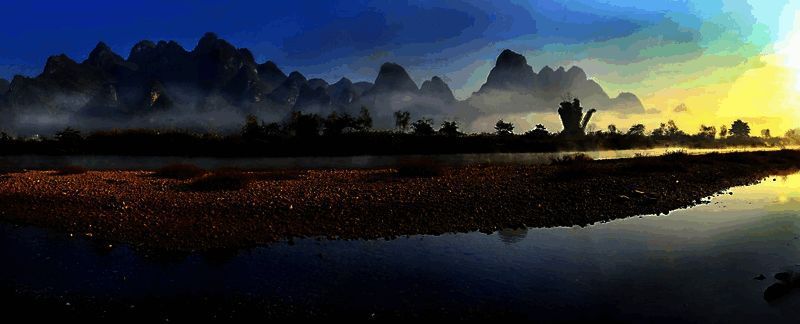 盘阳河蜿蜒流淌于山谷之间，两岸绿树成荫，水色清澈见底