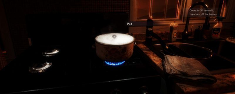 《绯花绽放》游戏主视觉图，小女孩站在盛开的花园中，背景是温暖的夕阳与老屋，画面充满治愈氛围