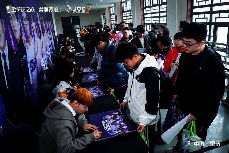 决赛现场全景图，八位选手分坐圆桌两侧，舞台灯光璀璨，氛围紧张而热烈