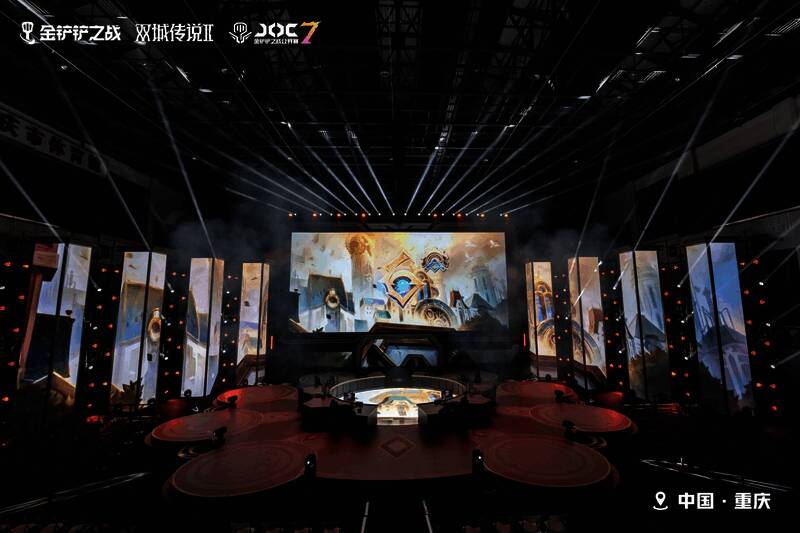 嘉宾表演赛现场，选手操作屏幕显示全员三星五费阵容，观众席爆发出热烈欢呼