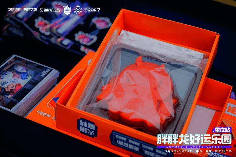 玩家在山城巷打卡点与胖胖龙立牌合影，背景是重庆特色阶梯与涂鸦墙