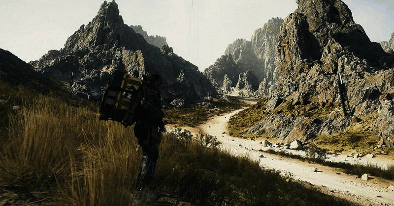 《死亡搁浅2：冥滩》游戏封面，主角山姆背负装备行走在灰暗荒原，远处浮现神秘光影结构