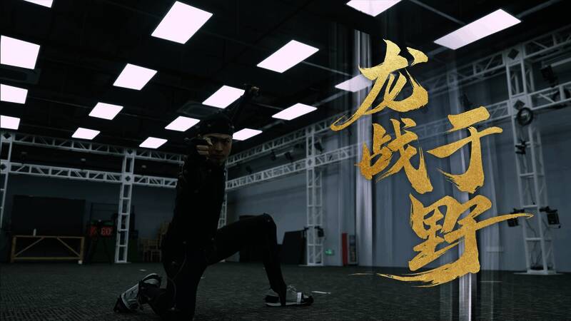 角色施展降龙十八掌的瞬间，掌风激荡气浪翻滚，周围尘土飞扬