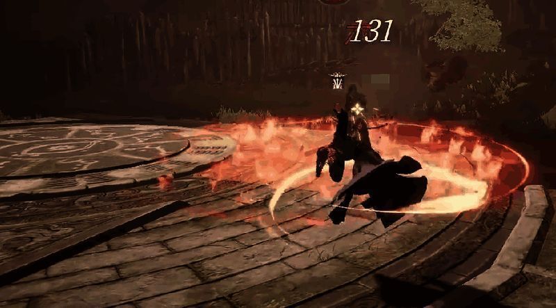 角色在古庙中发现宝箱，打开后长枪悬浮于空中，光芒四射