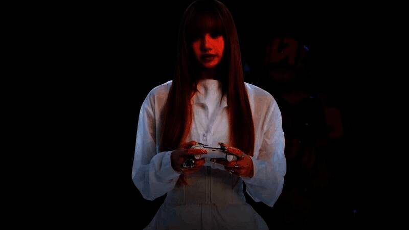 Lisa身穿黑色未来感服饰，手持PS5手柄，背景为PlayStation标志性LOGO光影