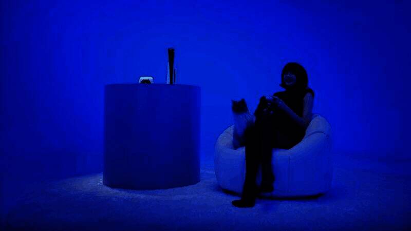 Lisa佩戴耳机，正在体验《绝地潜兵2》的多人对战场景，神情投入