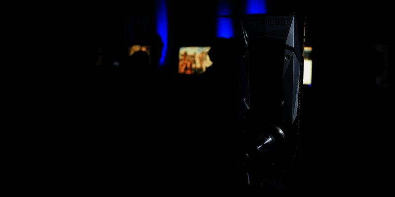 玩家在电脑前查看显卡驱动更新界面，神情专注