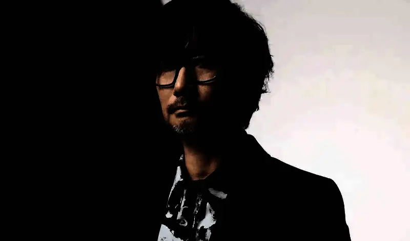 小岛秀夫在悉尼电影节上发表演讲，神情专注地谈论太空与游戏开发的未来