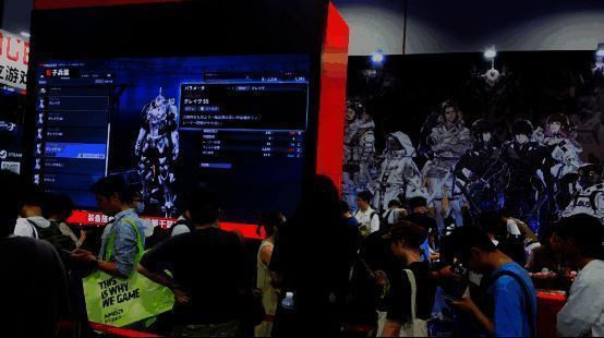 玩家在《机甲战魔 神话之裔》展台前排成长队，现场秩序井然，气氛热烈